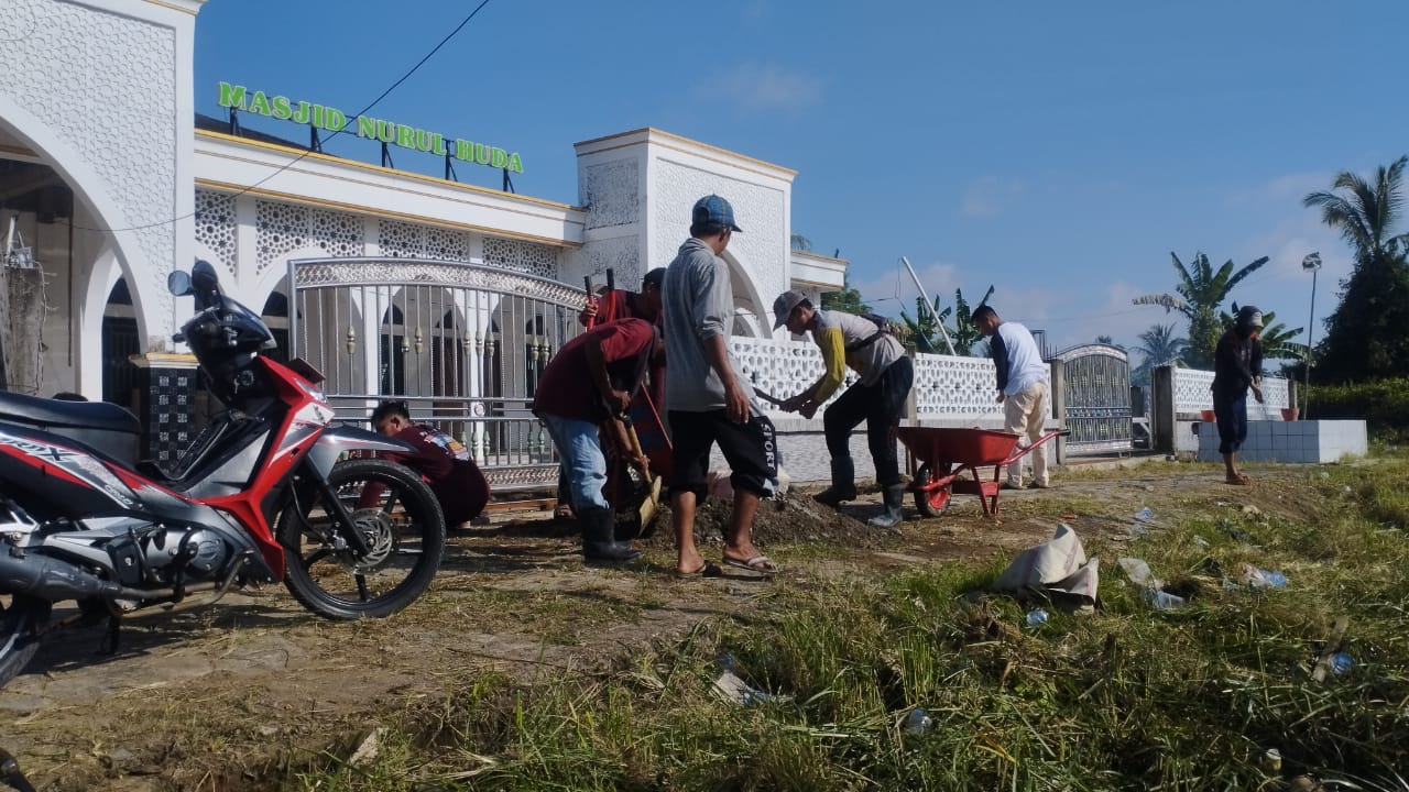 Warga Desa Pemusiran Gotong Royong Bersihkan Masjid Menyambut Bulan Ramadhan